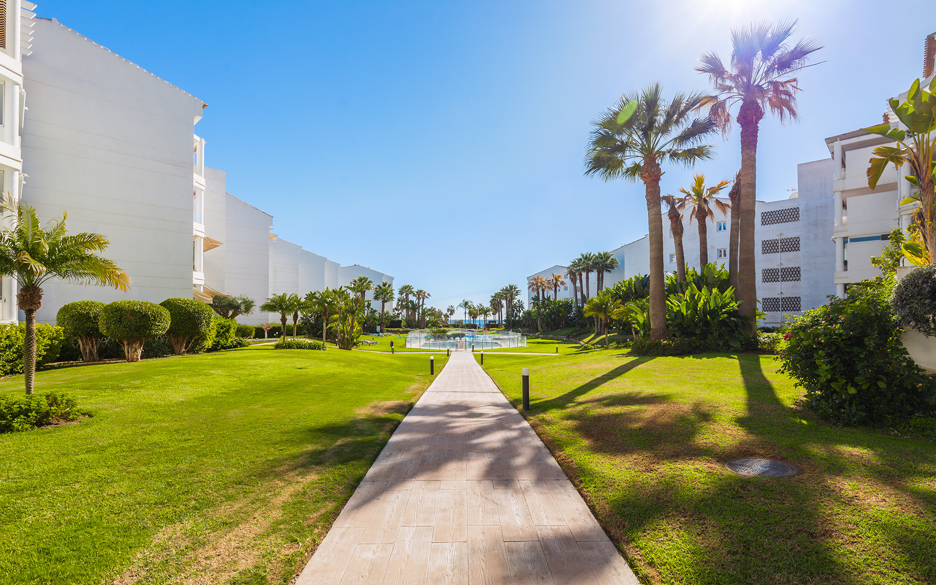 Large apartment in beachfront complex in Puerto Banús in Marbella