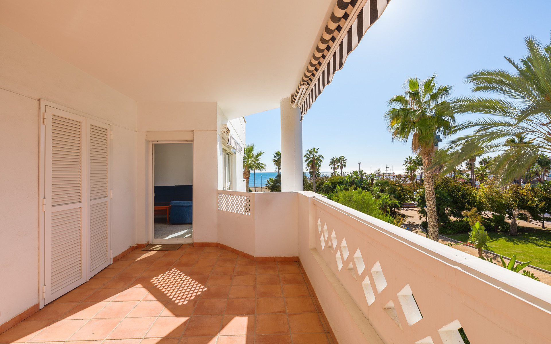 Large apartment in beachfront complex in Puerto Banús in Marbella