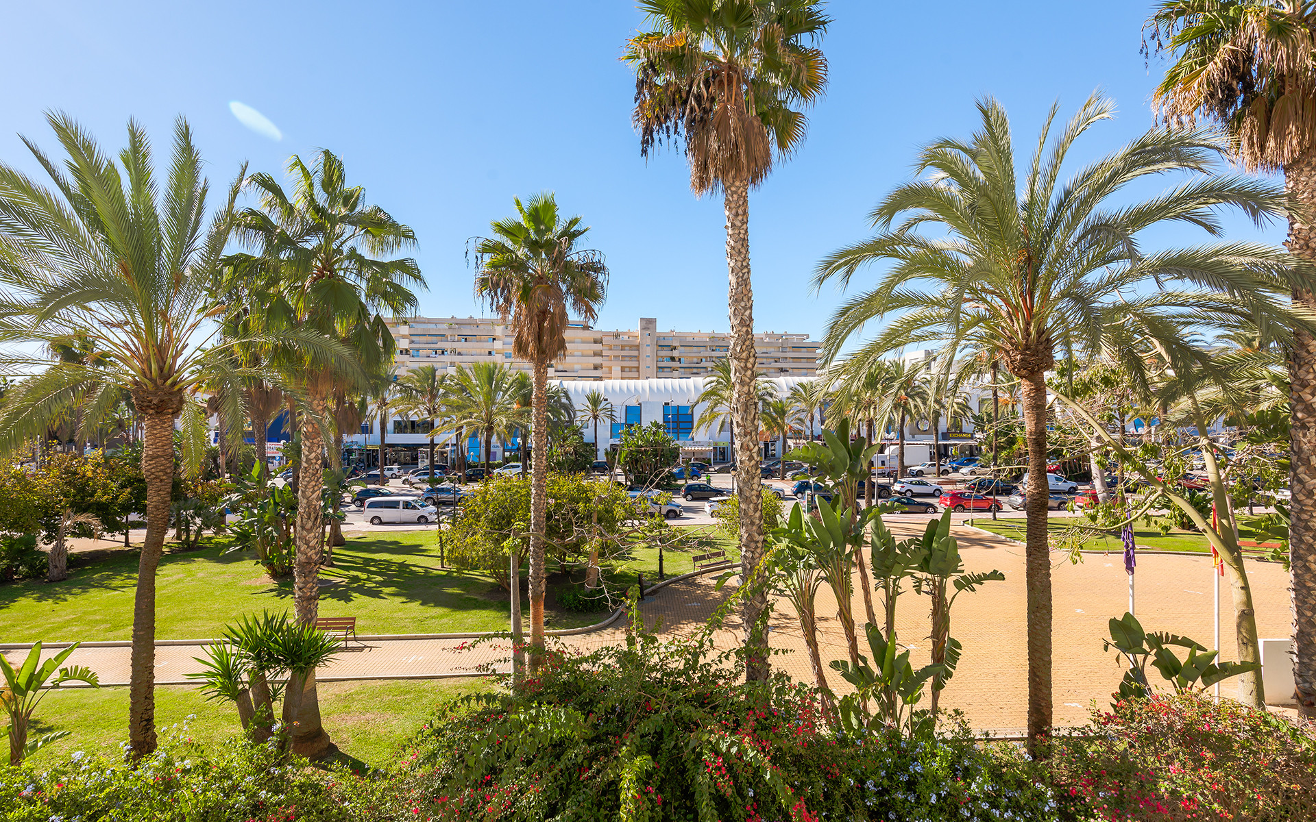 Large apartment in beachfront complex in Puerto Banús in Marbella