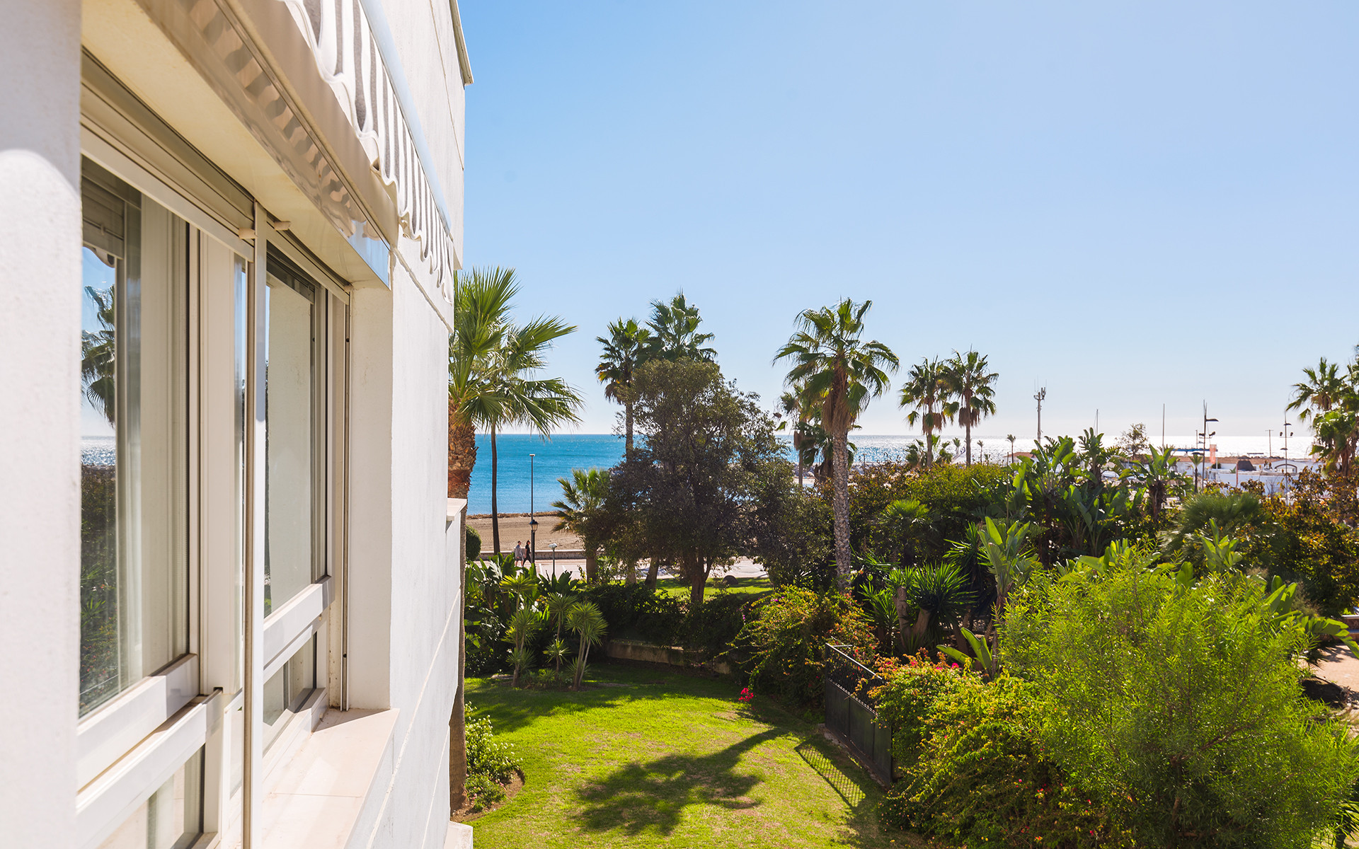 Large apartment in beachfront complex in Puerto Banús in Marbella