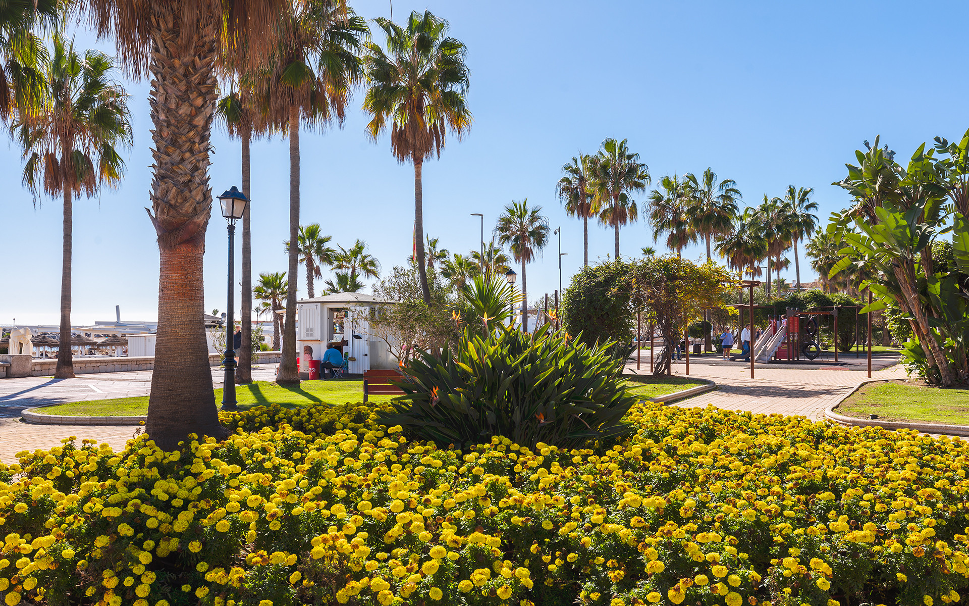 Large apartment in beachfront complex in Puerto Banús in Marbella