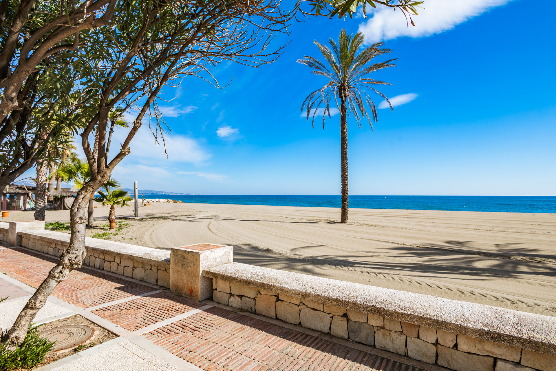 Large apartment in beachfront complex in Puerto Banús in Marbella