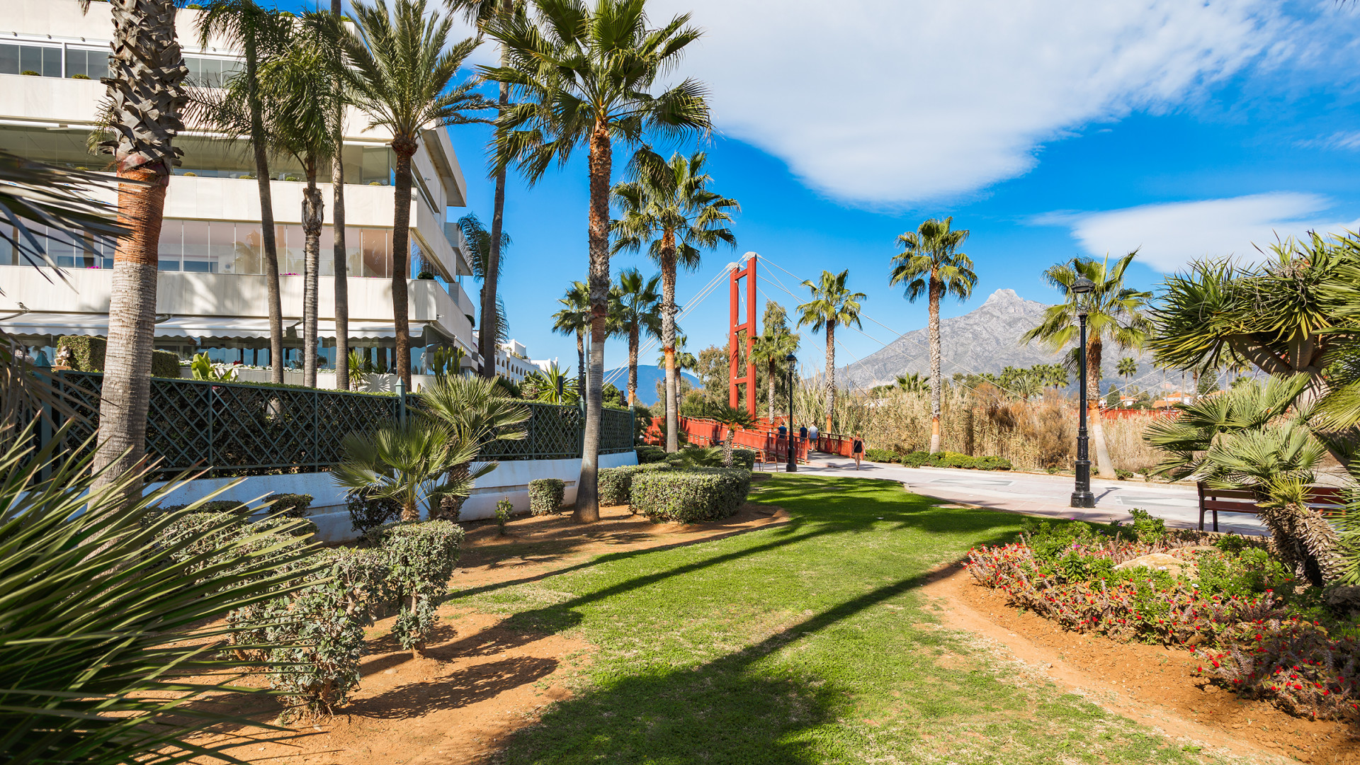 Large apartment in beachfront complex in Puerto Banús in Marbella