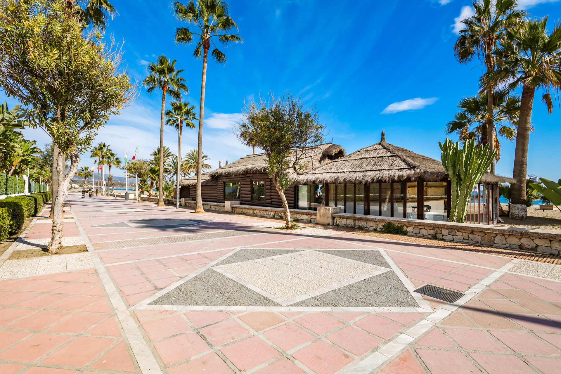 Large apartment in beachfront complex in Puerto Banús in Marbella