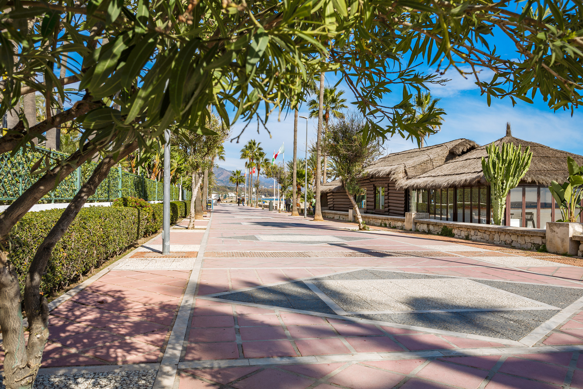 Large apartment in beachfront complex in Puerto Banús in Marbella