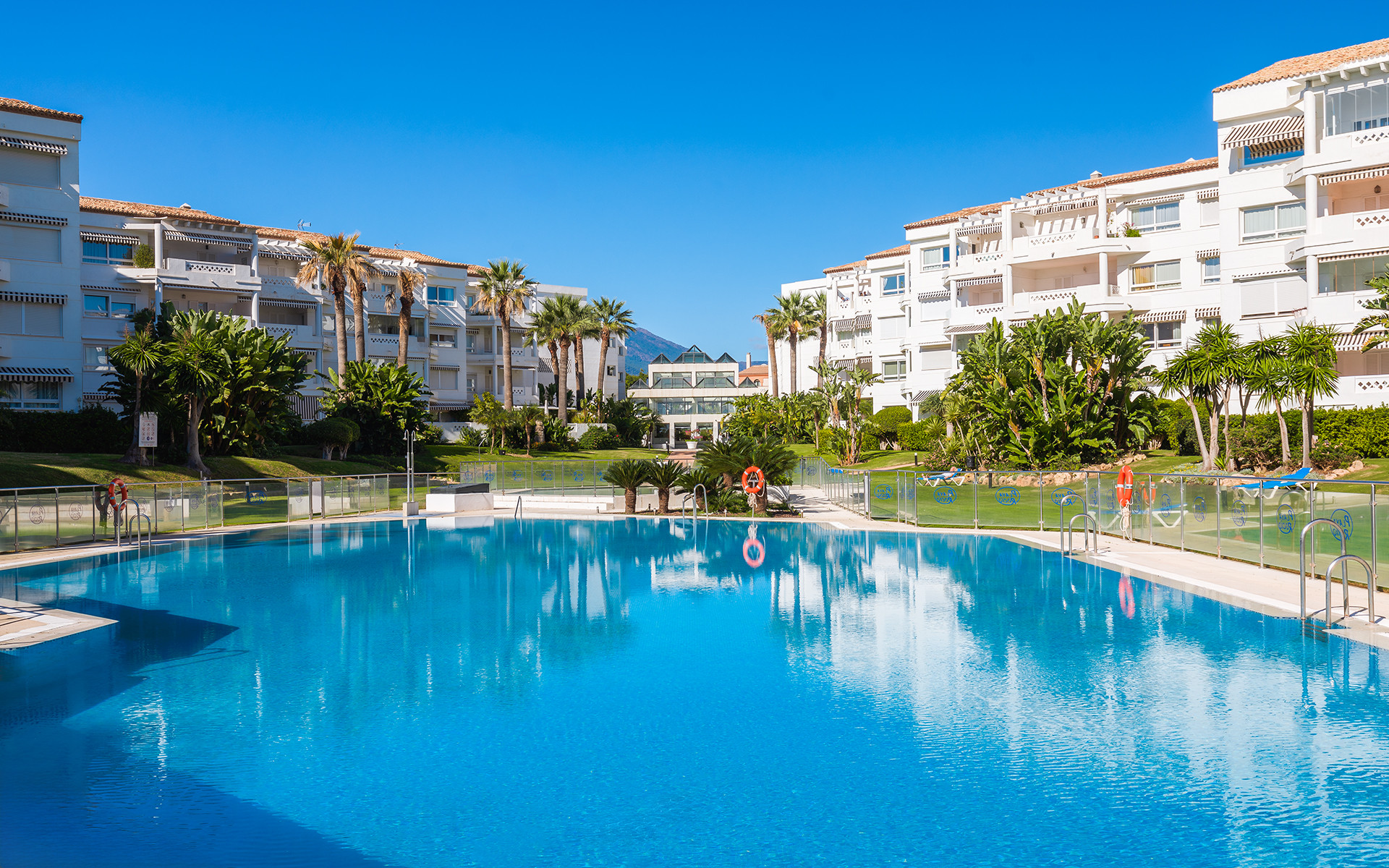 Large apartment in beachfront complex in Puerto Banús in Marbella