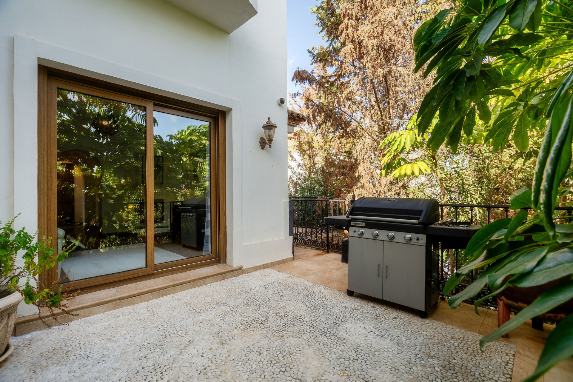 Renovated family villa with Andalusian charm in El Paraíso Alto in Benahavis