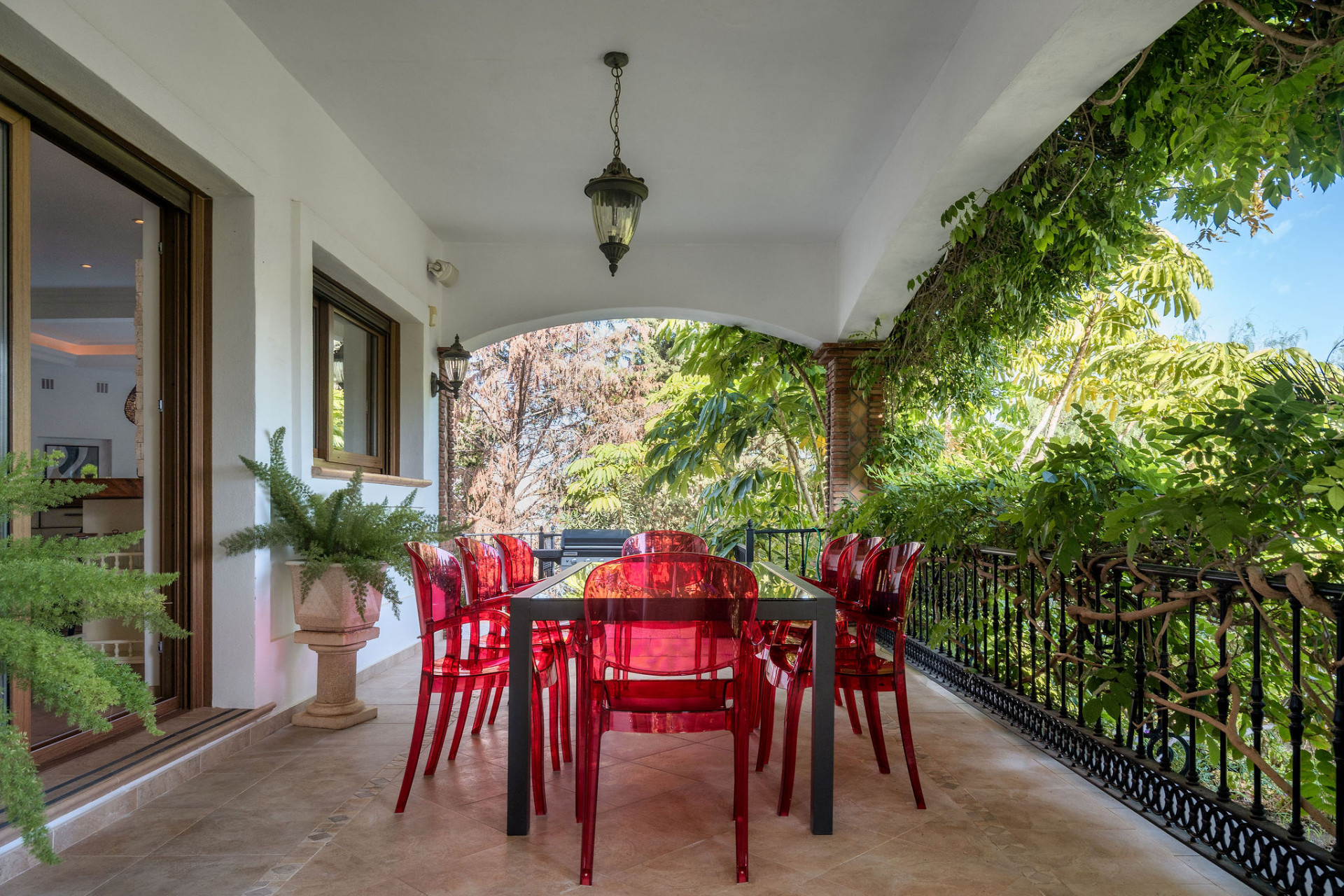 Renovated family villa with Andalusian charm in El Paraíso Alto in Benahavis