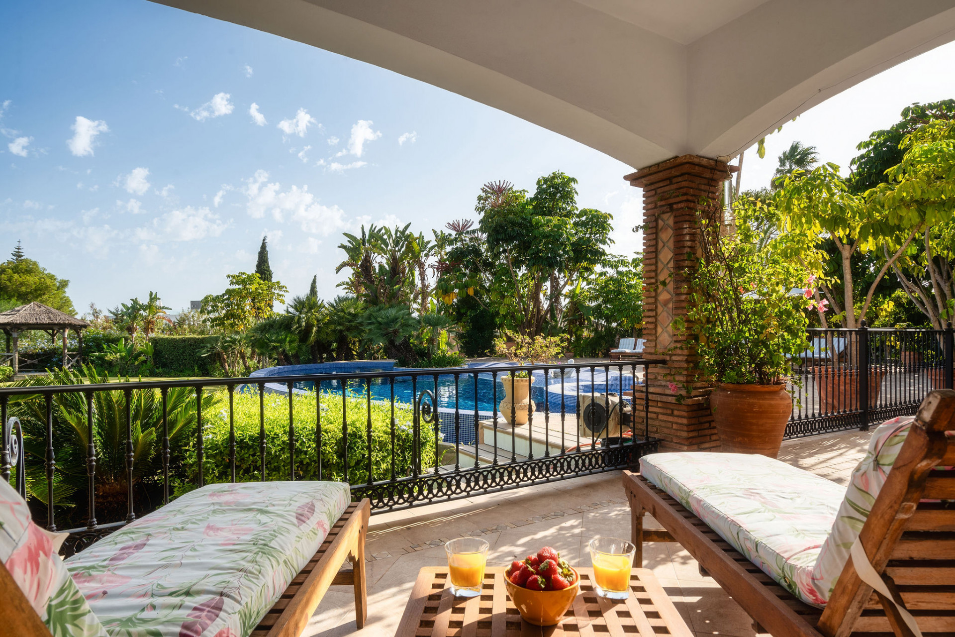 Renovated family villa with Andalusian charm in El Paraíso Alto in Benahavis