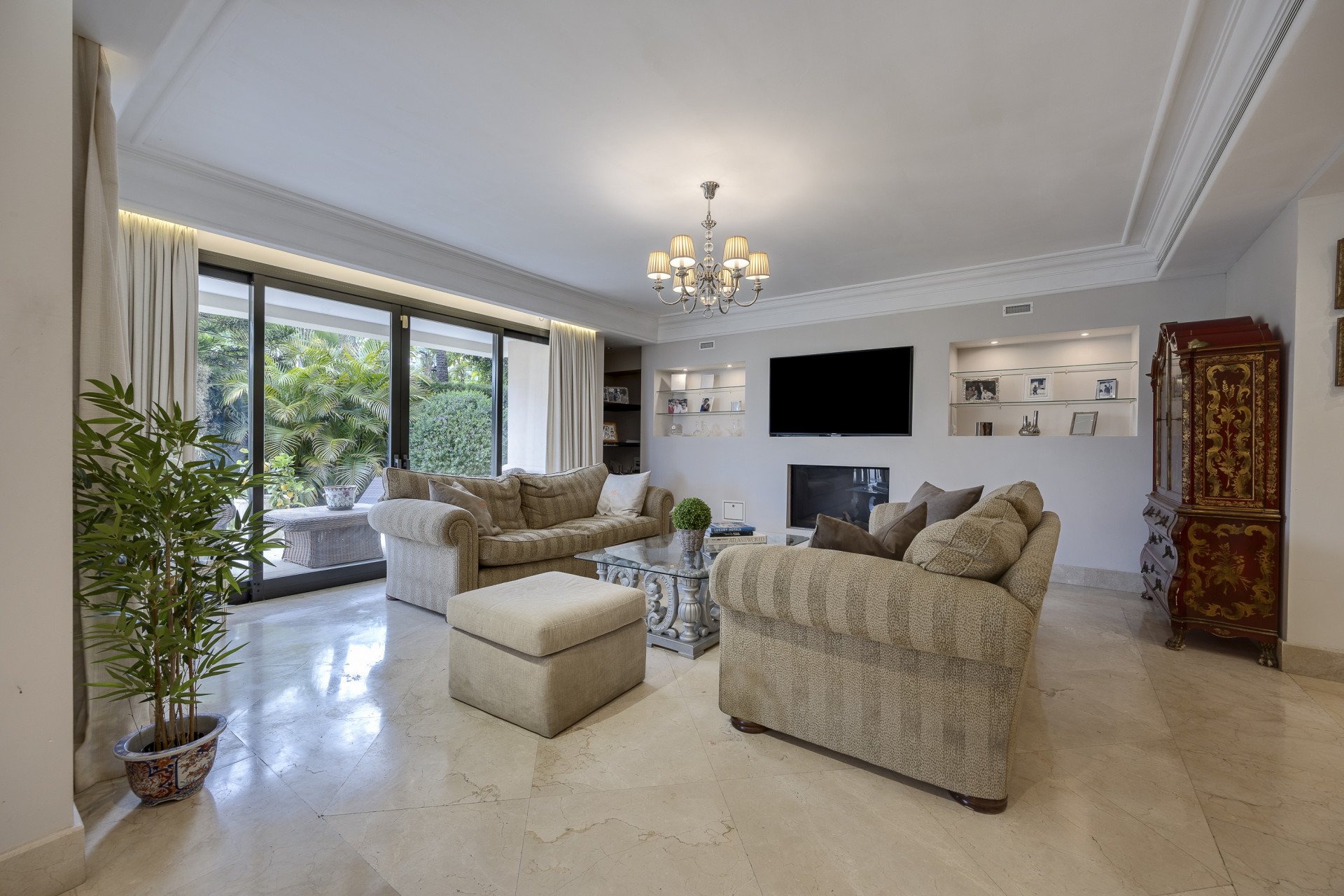 Beachside apartment 3 bedroom south west facing in Los Monteros. in Marbella