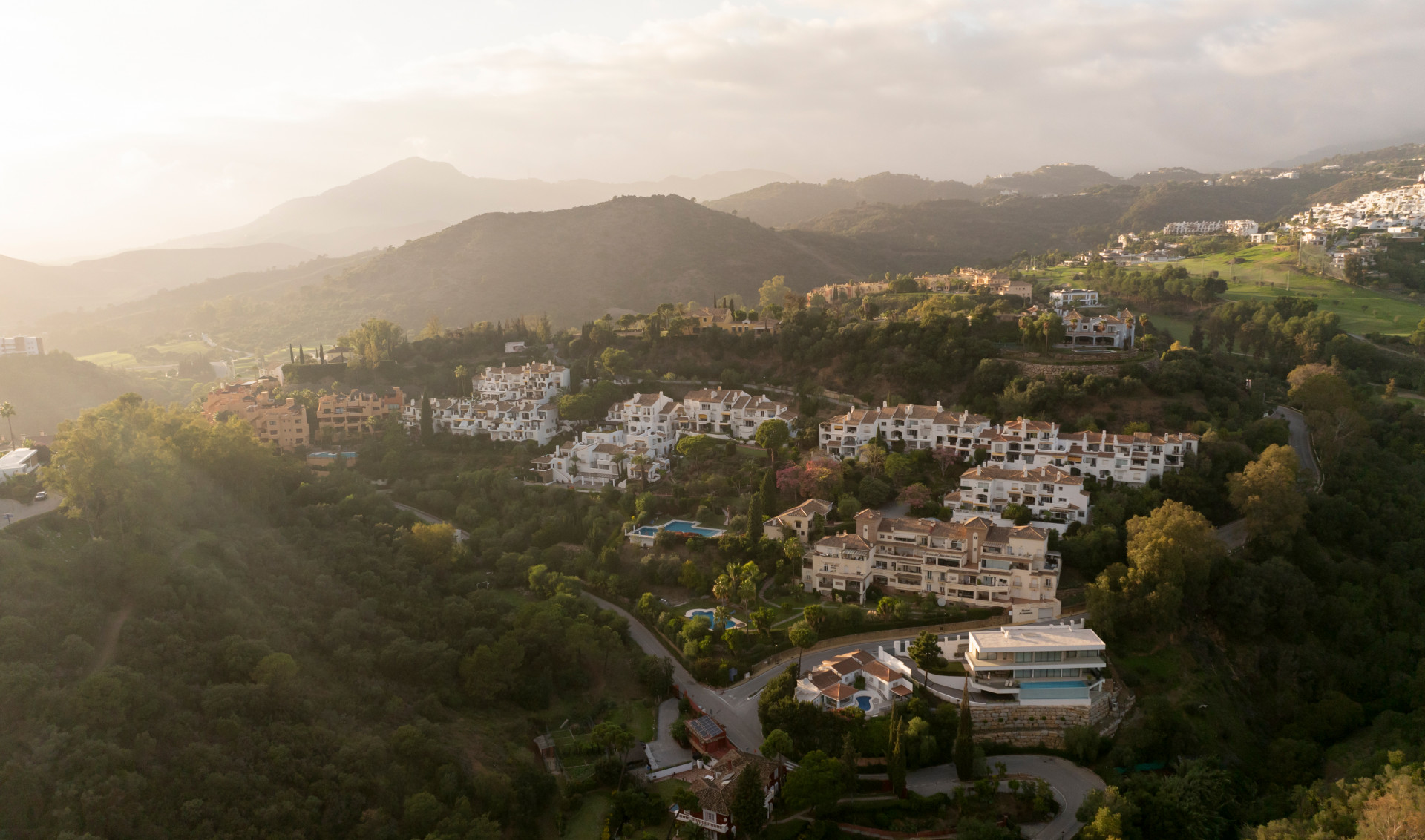 Luxurious Three-Bedroom Apartment in Puerto del Almendro in Benahavis