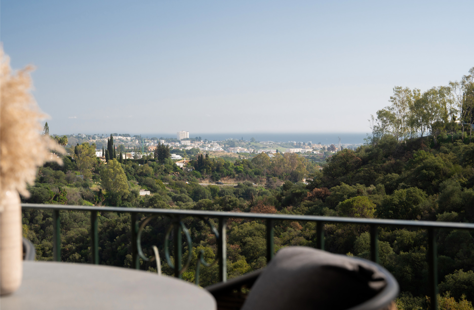 Luxurious Three-Bedroom Apartment in Puerto del Almendro in Benahavis