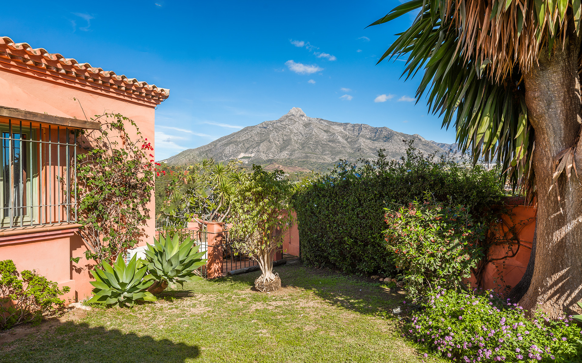 Elégante villa située dans un endroit privé, à quelques pas de Puerto Banús. à Nueva Andalucia