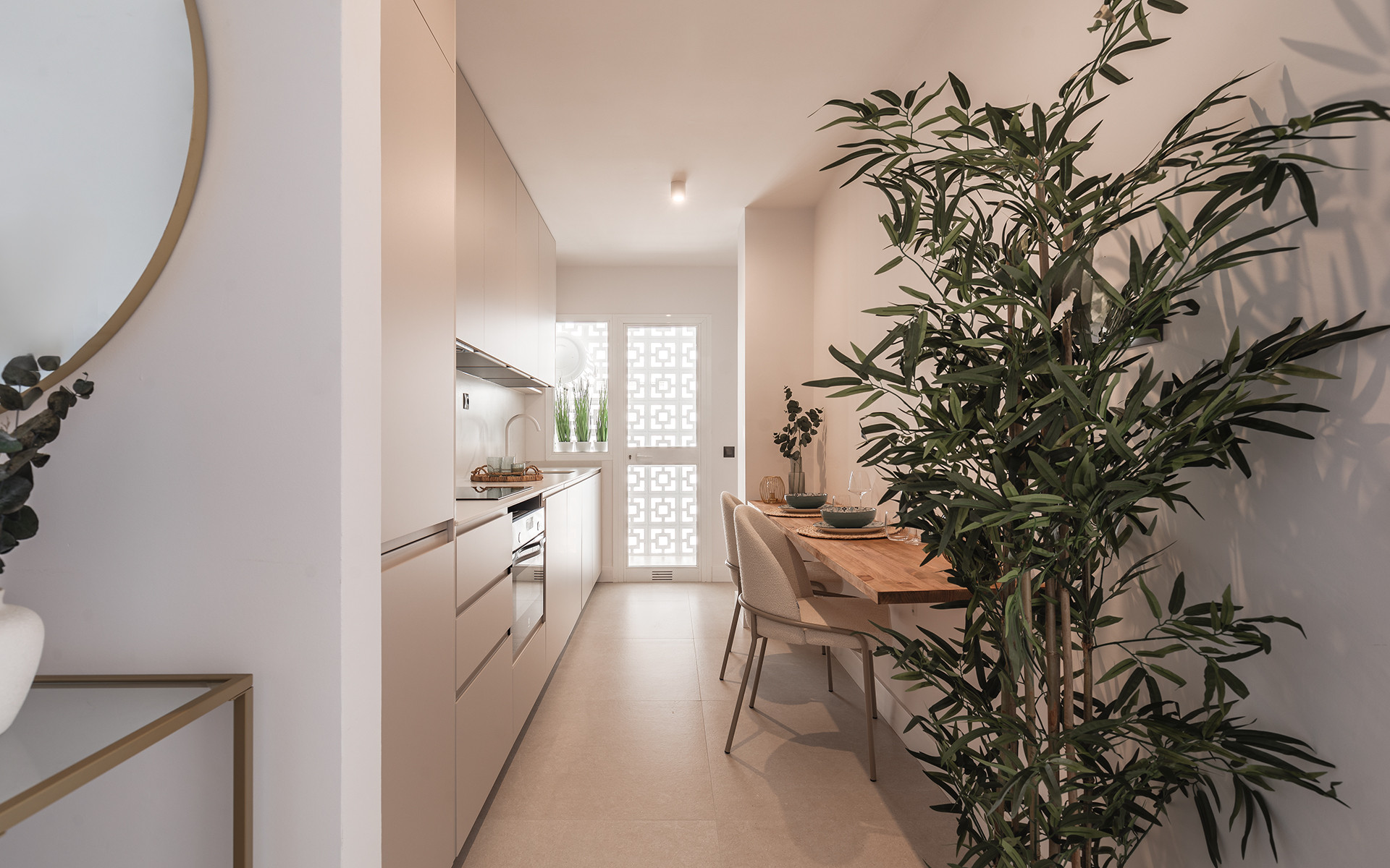 Modern volledig gerenoveerd appartement met zeezicht nabij La Cañada in Marbella