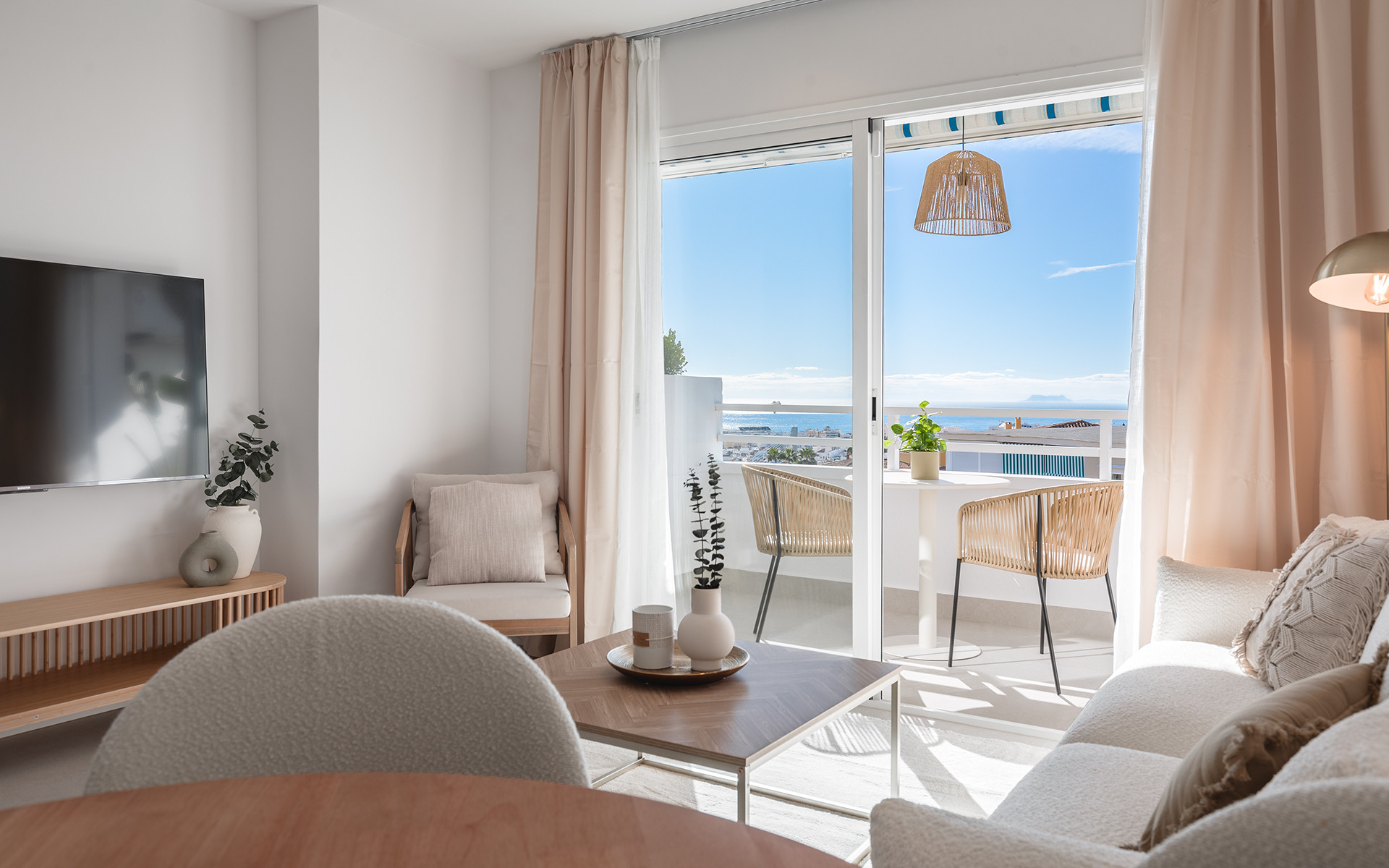 Modern volledig gerenoveerd appartement met zeezicht nabij La Cañada in Marbella