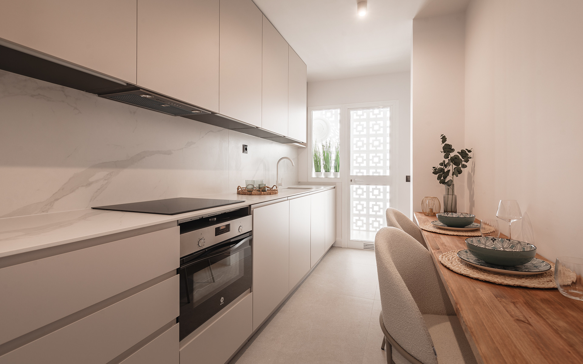 Modern volledig gerenoveerd appartement met zeezicht nabij La Cañada in Marbella