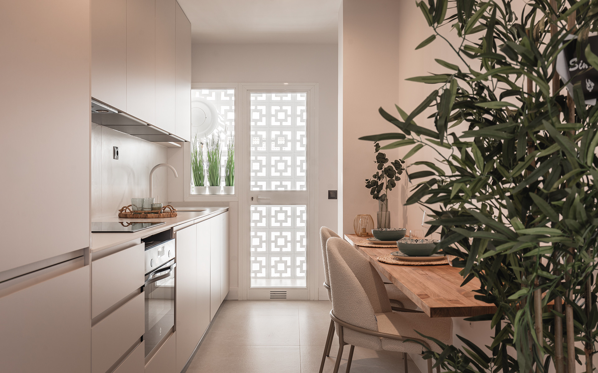 Modern volledig gerenoveerd appartement met zeezicht nabij La Cañada in Marbella