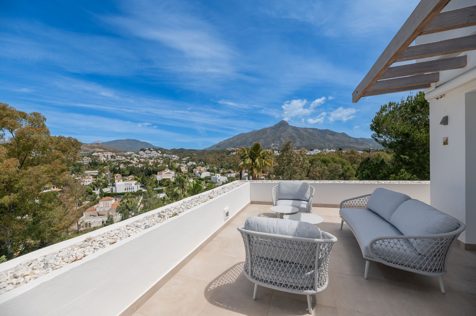 Renovated penthouse with 360º panoramic views in the prestigious Golf Valley in Nueva Andalucia