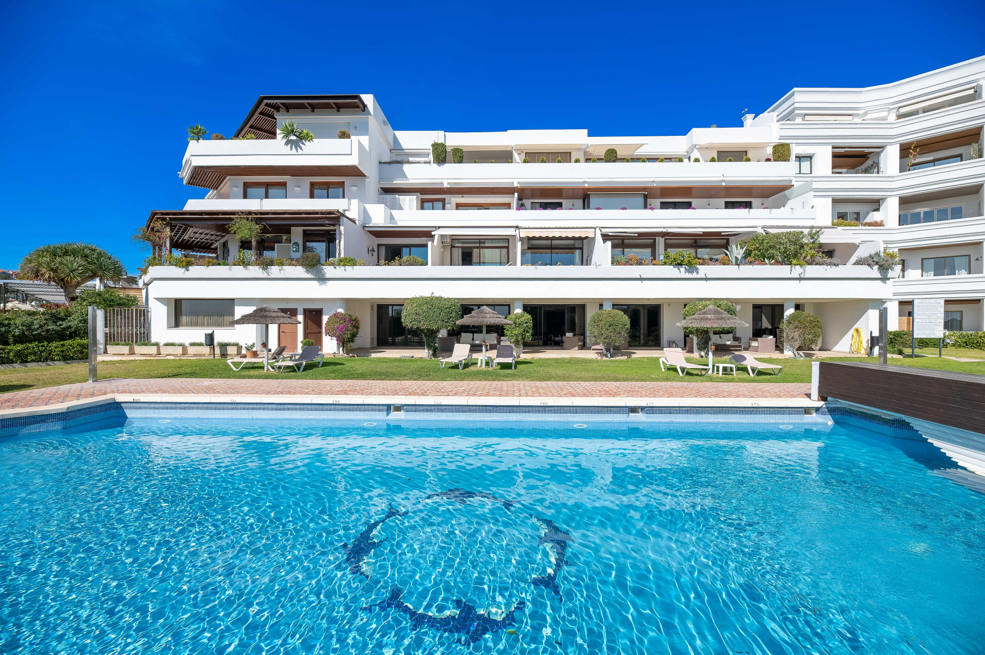 Renovated penthouse with 360º panoramic views in the prestigious Golf Valley in Nueva Andalucia