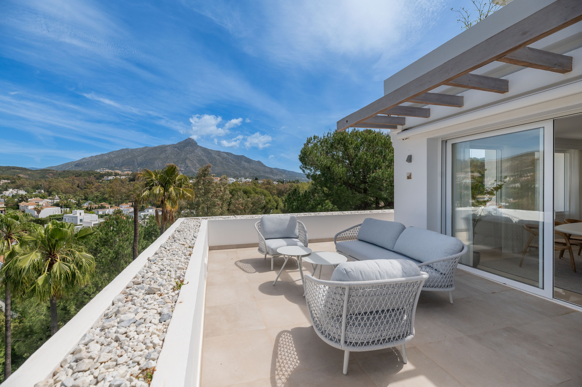 Renovated penthouse with 360º panoramic views in the prestigious Golf Valley in Nueva Andalucia