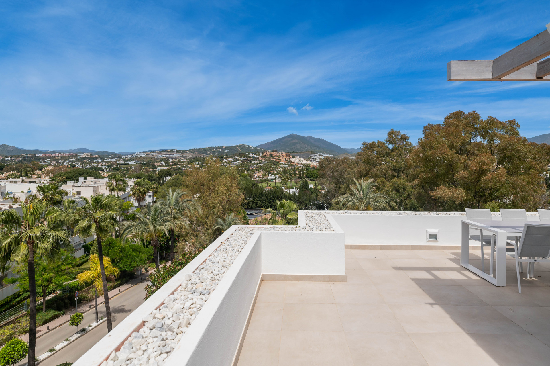 Renovated penthouse with 360º panoramic views in the prestigious Golf Valley in Nueva Andalucia