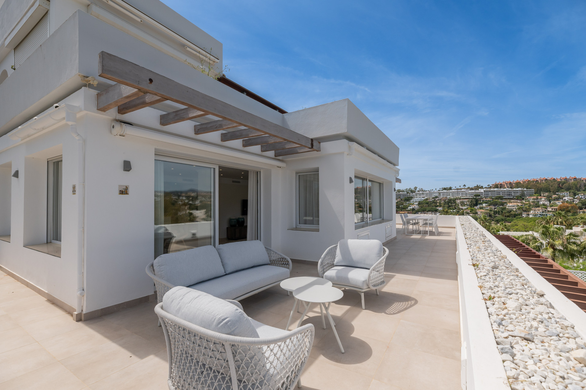 Renovated penthouse with 360º panoramic views in the prestigious Golf Valley in Nueva Andalucia