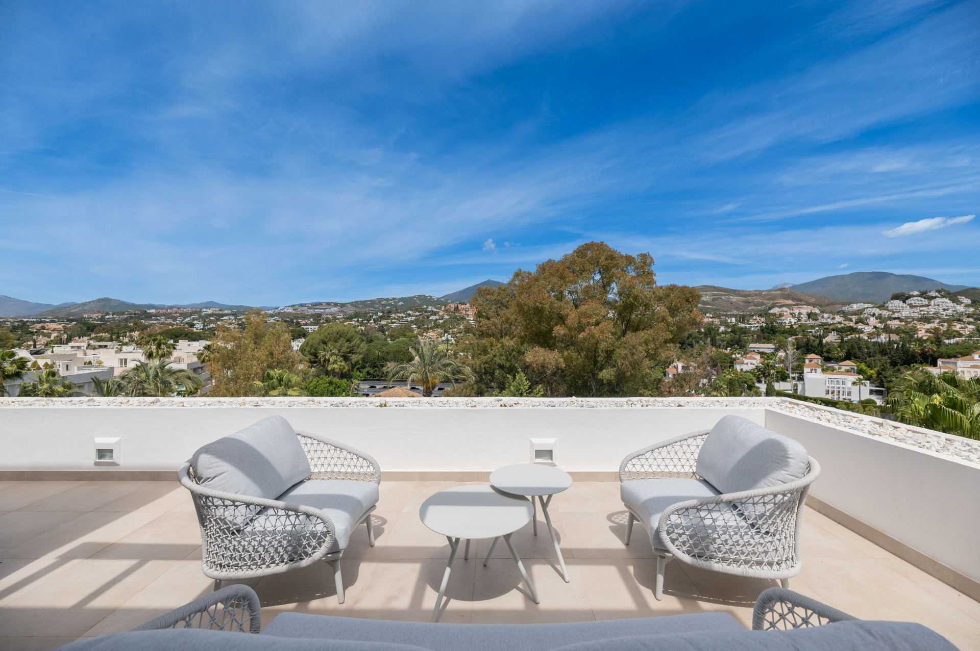 Renovated penthouse with 360º panoramic views in the prestigious Golf Valley in Nueva Andalucia