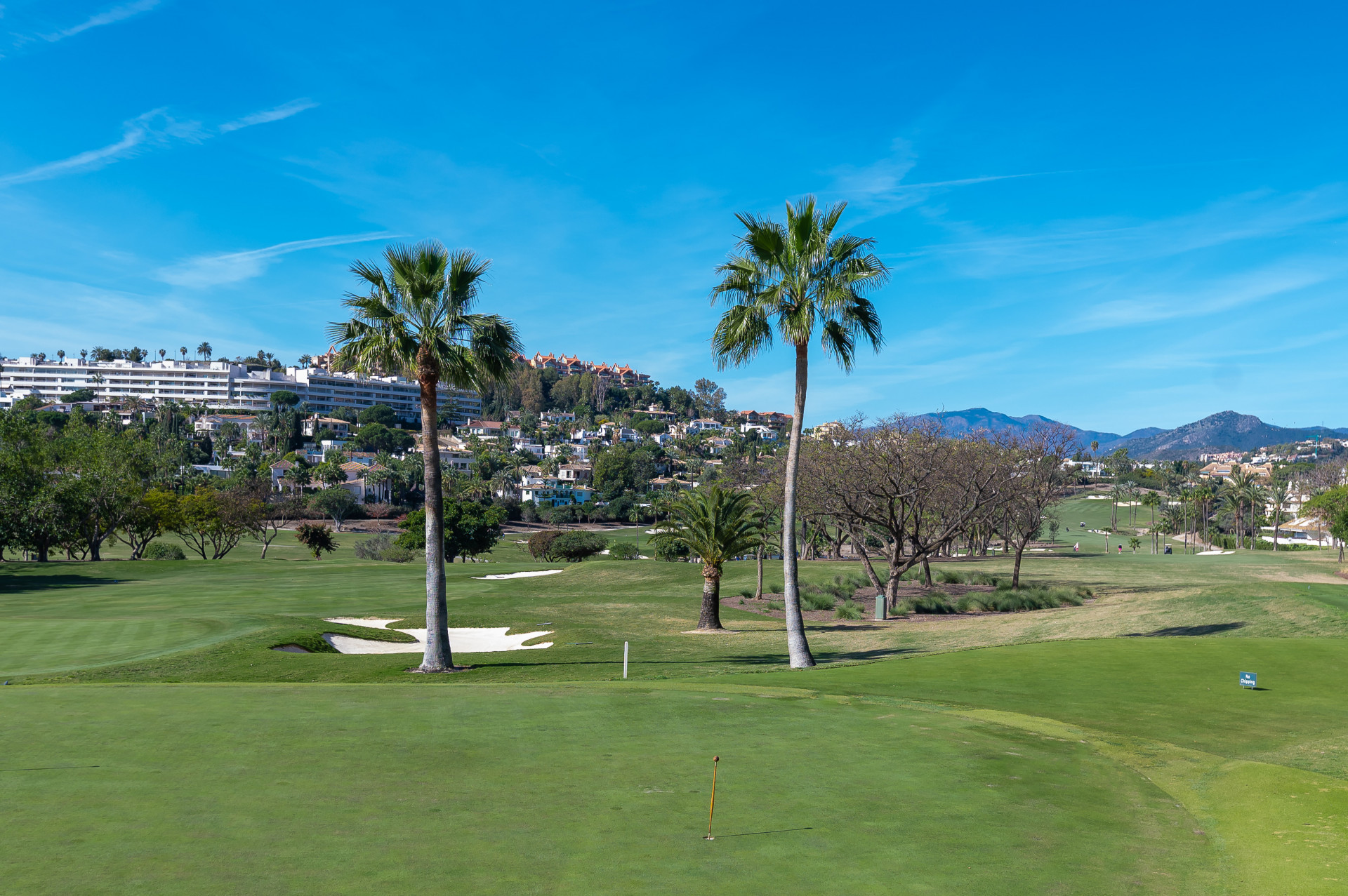 Renovated penthouse with 360º panoramic views in the prestigious Golf Valley in Nueva Andalucia