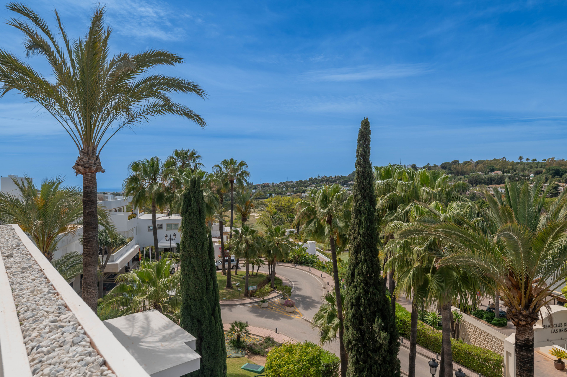 Renovated penthouse with 360º panoramic views in the prestigious Golf Valley in Nueva Andalucia