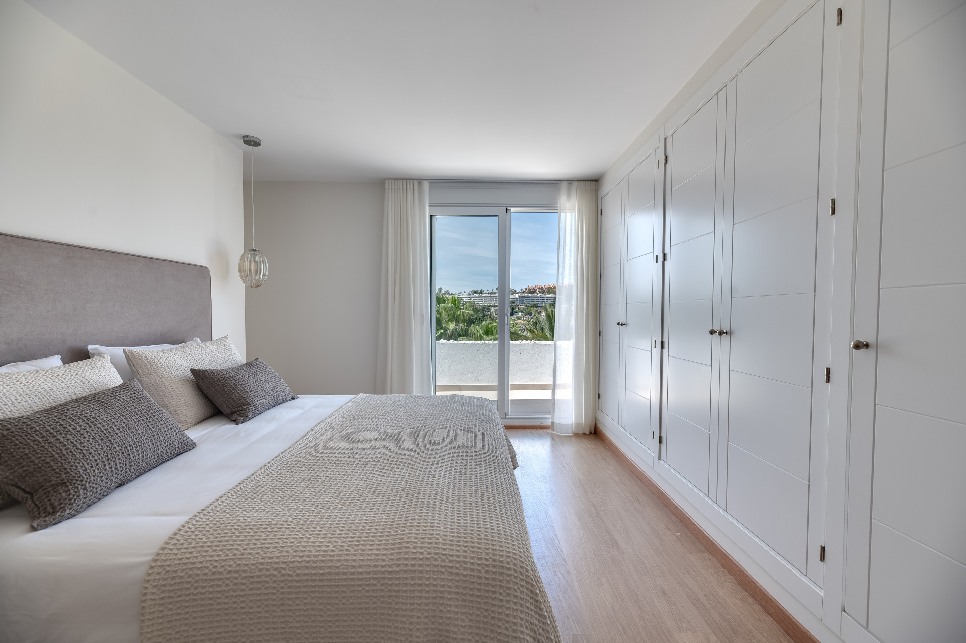 Renovated penthouse with 360º panoramic views in the prestigious Golf Valley in Nueva Andalucia