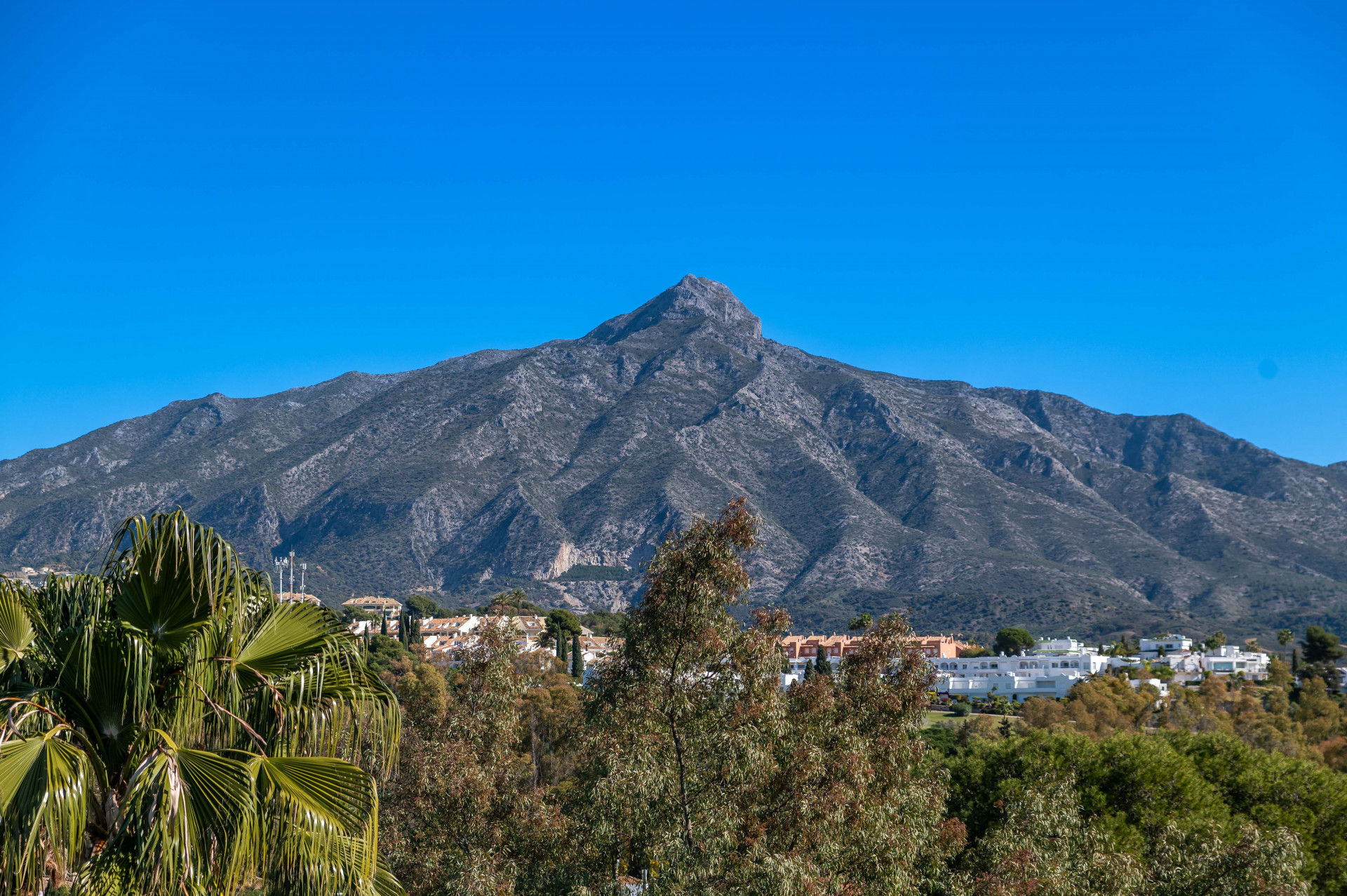 Renovated penthouse with 360º panoramic views in the prestigious Golf Valley in Nueva Andalucia