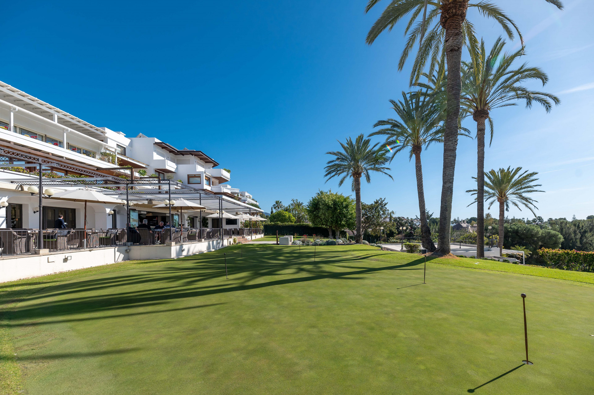 Renovated penthouse with 360º panoramic views in the prestigious Golf Valley in Nueva Andalucia