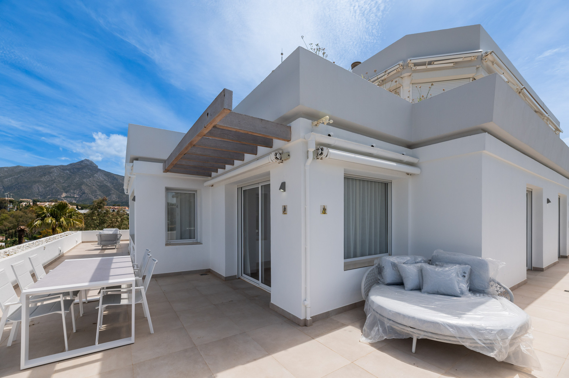 Renovated penthouse with 360º panoramic views in the prestigious Golf Valley in Nueva Andalucia