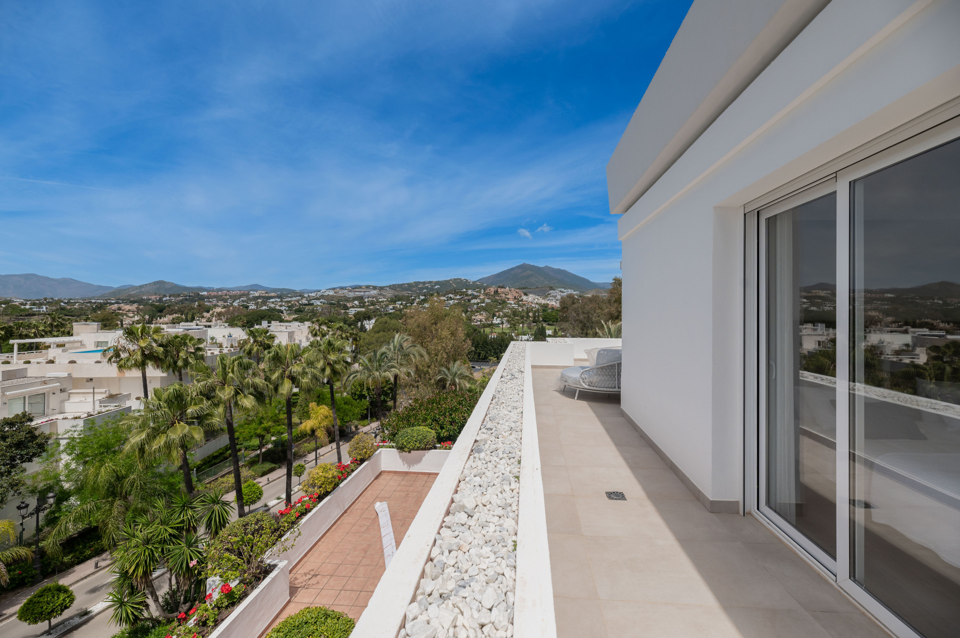 Renovated penthouse with 360º panoramic views in the prestigious Golf Valley in Nueva Andalucia