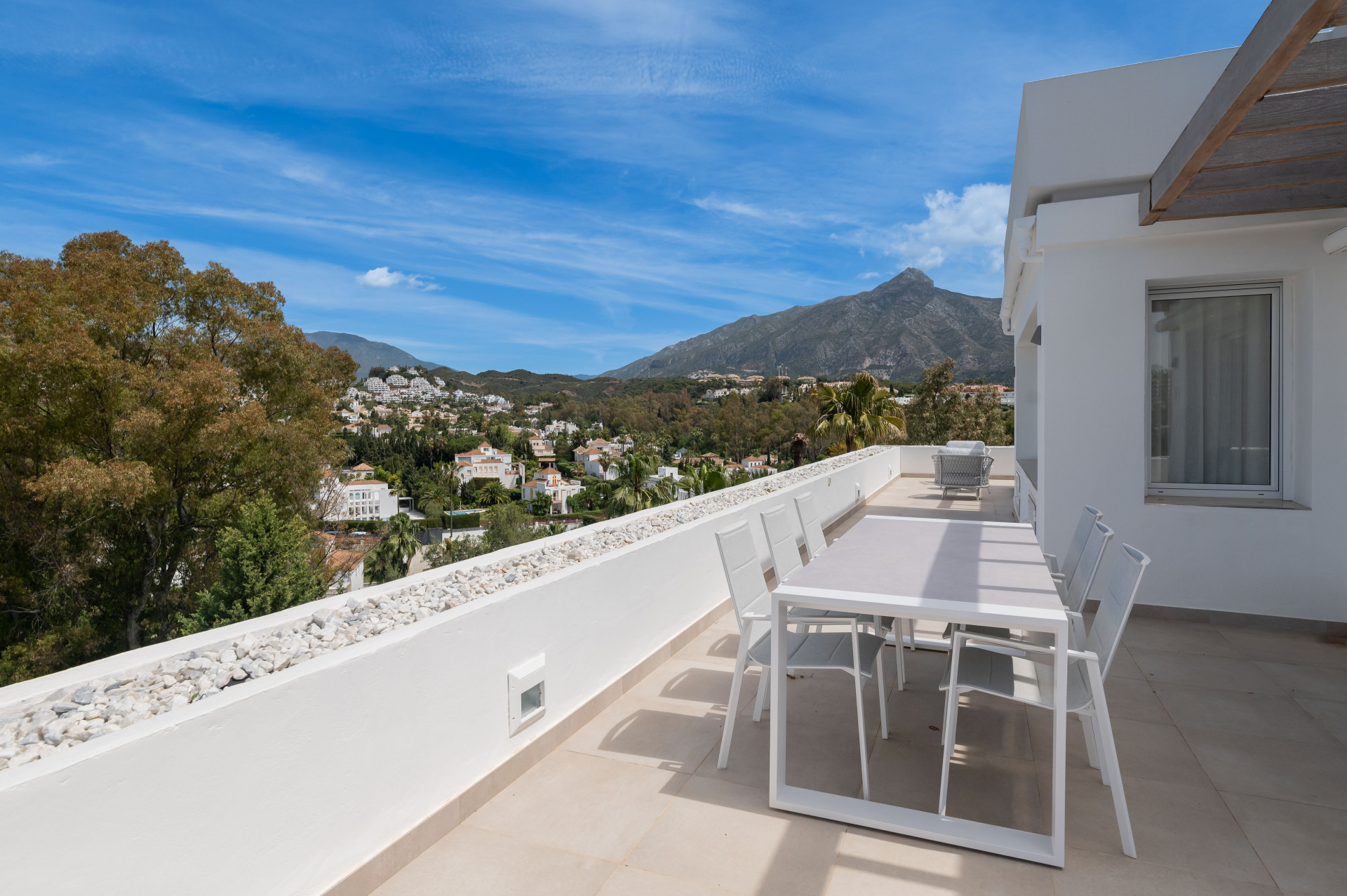 Renovated penthouse with 360º panoramic views in the prestigious Golf Valley in Nueva Andalucia