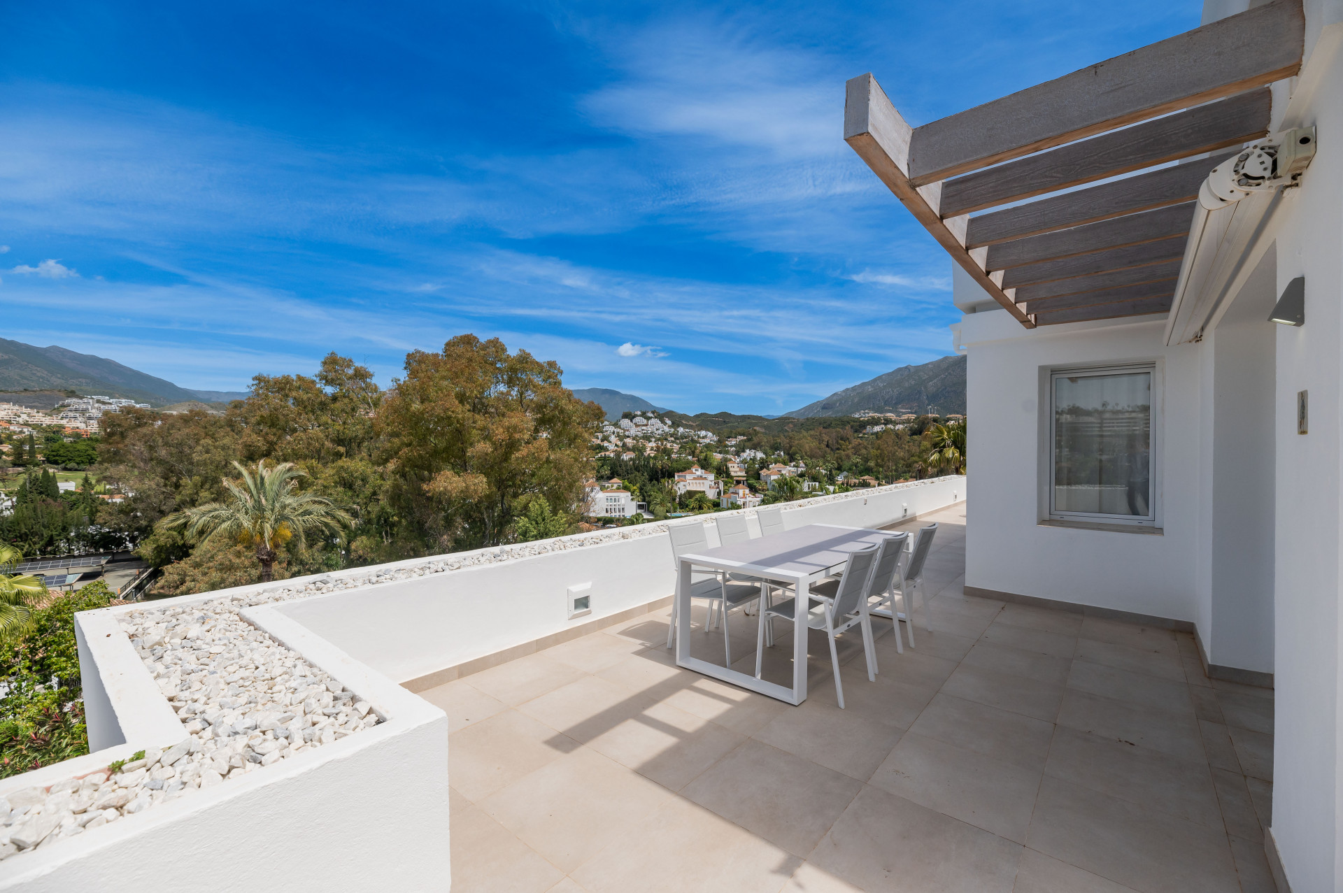 Renovated penthouse with 360º panoramic views in the prestigious Golf Valley in Nueva Andalucia