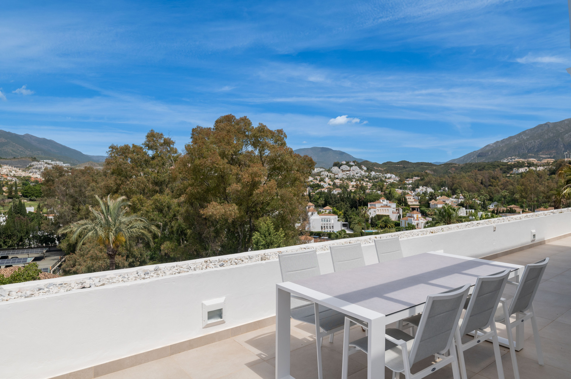 Renovated penthouse with 360º panoramic views in the prestigious Golf Valley in Nueva Andalucia