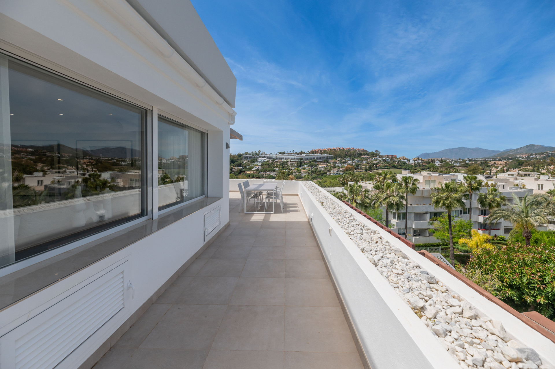 Renovated penthouse with 360º panoramic views in the prestigious Golf Valley in Nueva Andalucia