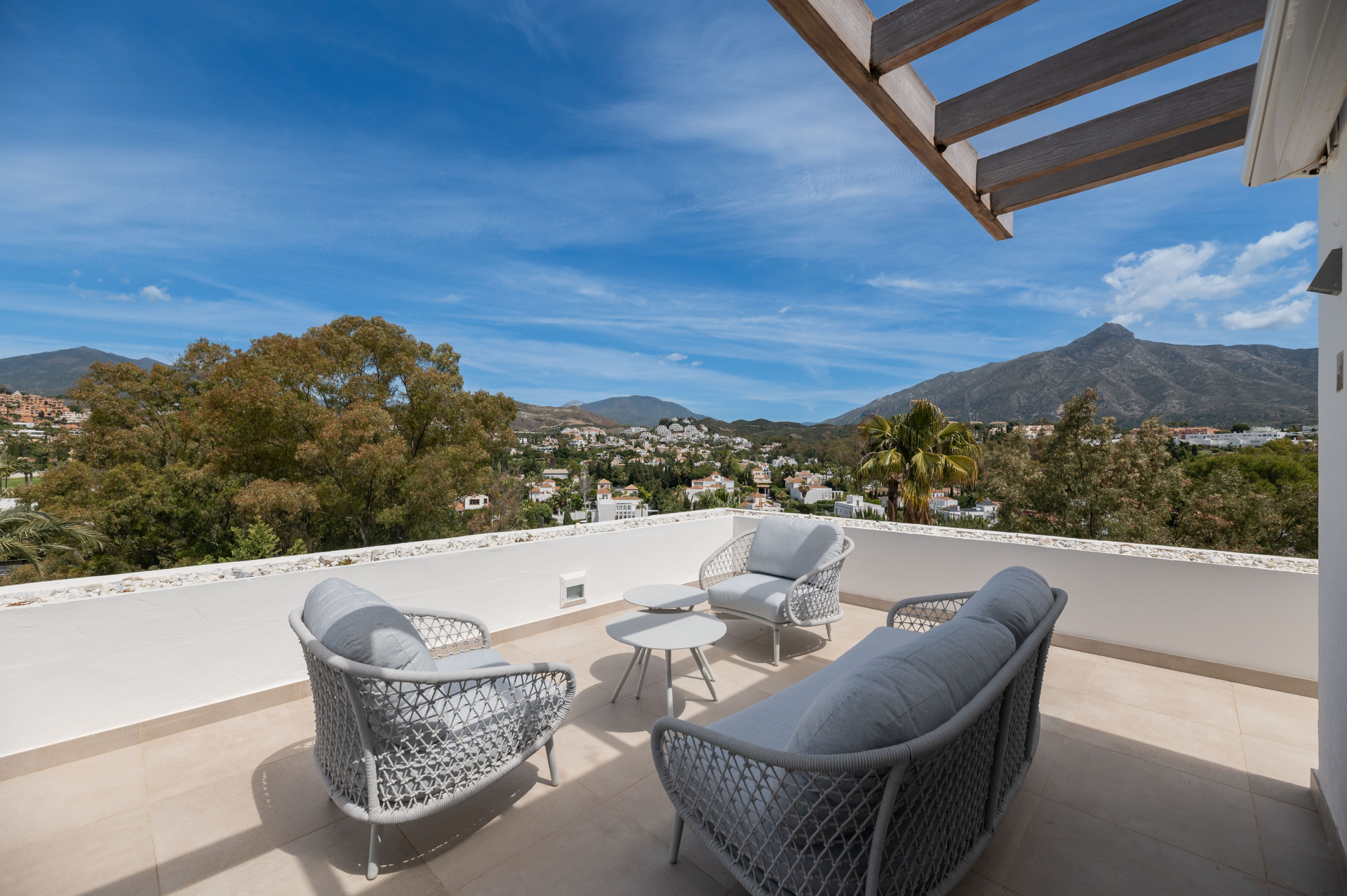 Renovated penthouse with 360º panoramic views in the prestigious Golf Valley in Nueva Andalucia