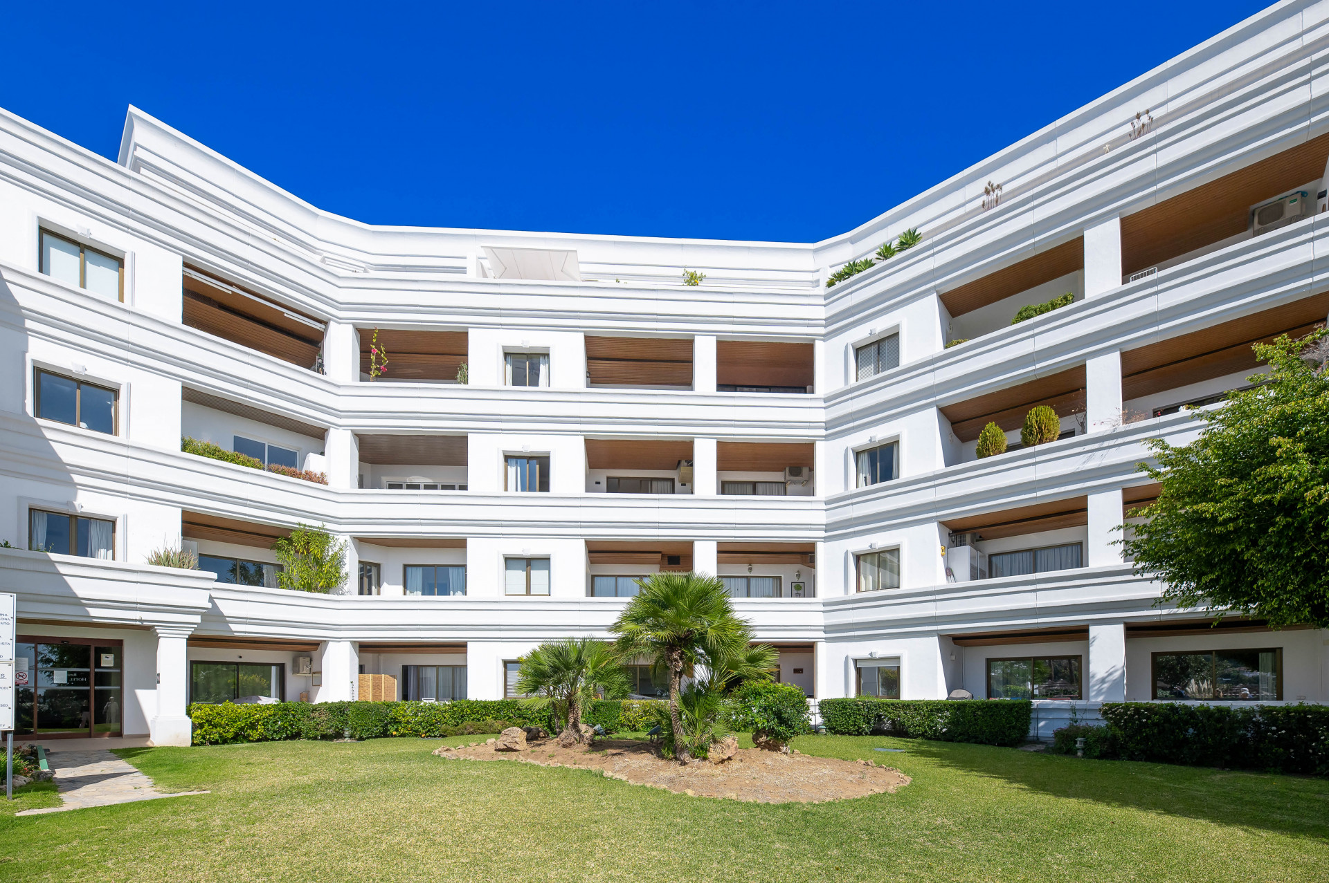 Renovated penthouse with 360º panoramic views in the prestigious Golf Valley in Nueva Andalucia