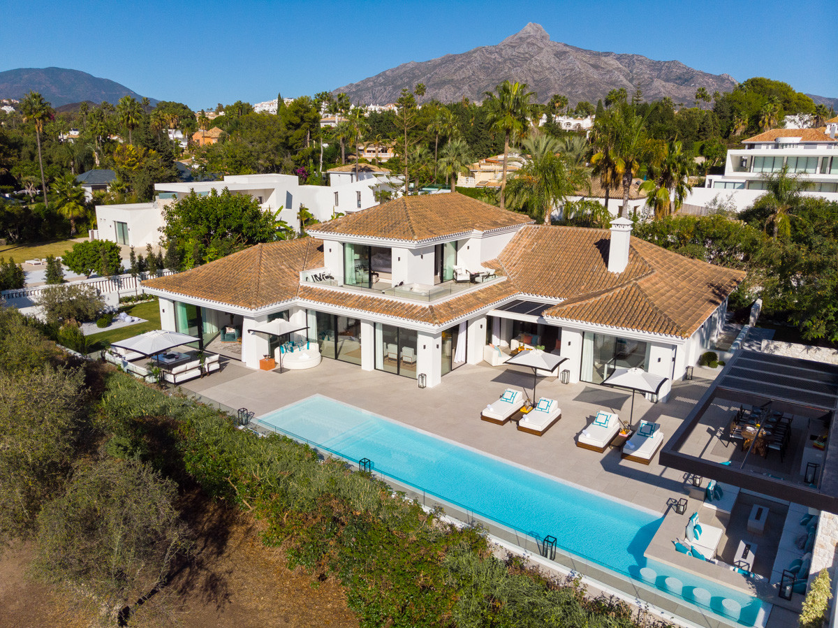 Magnificent front line golf villa in Las Brisas in Nueva Andalucia