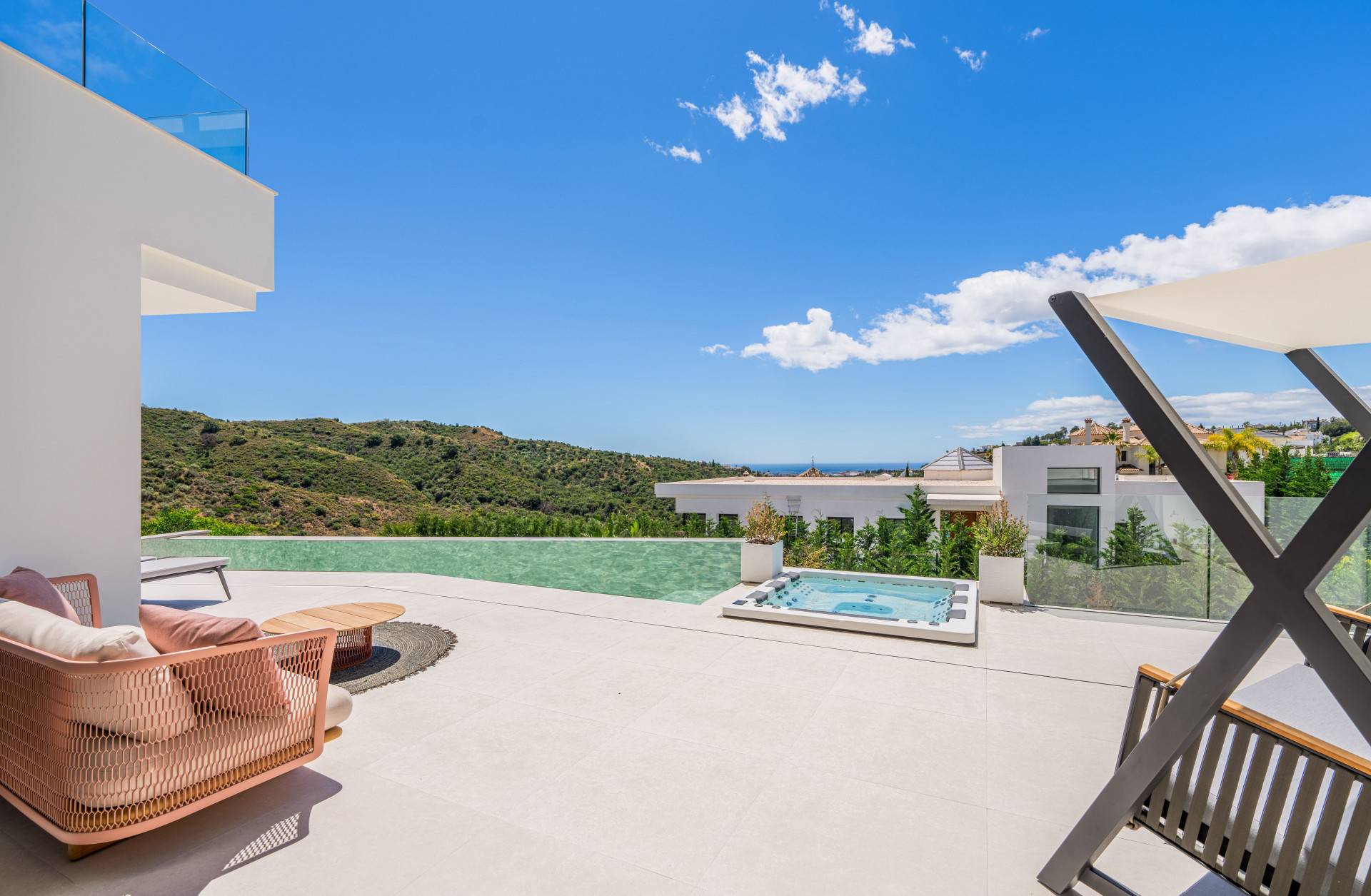 New villa in prestigious Lomas de la Quinta, with stunning sea and mountain views in Benahavis