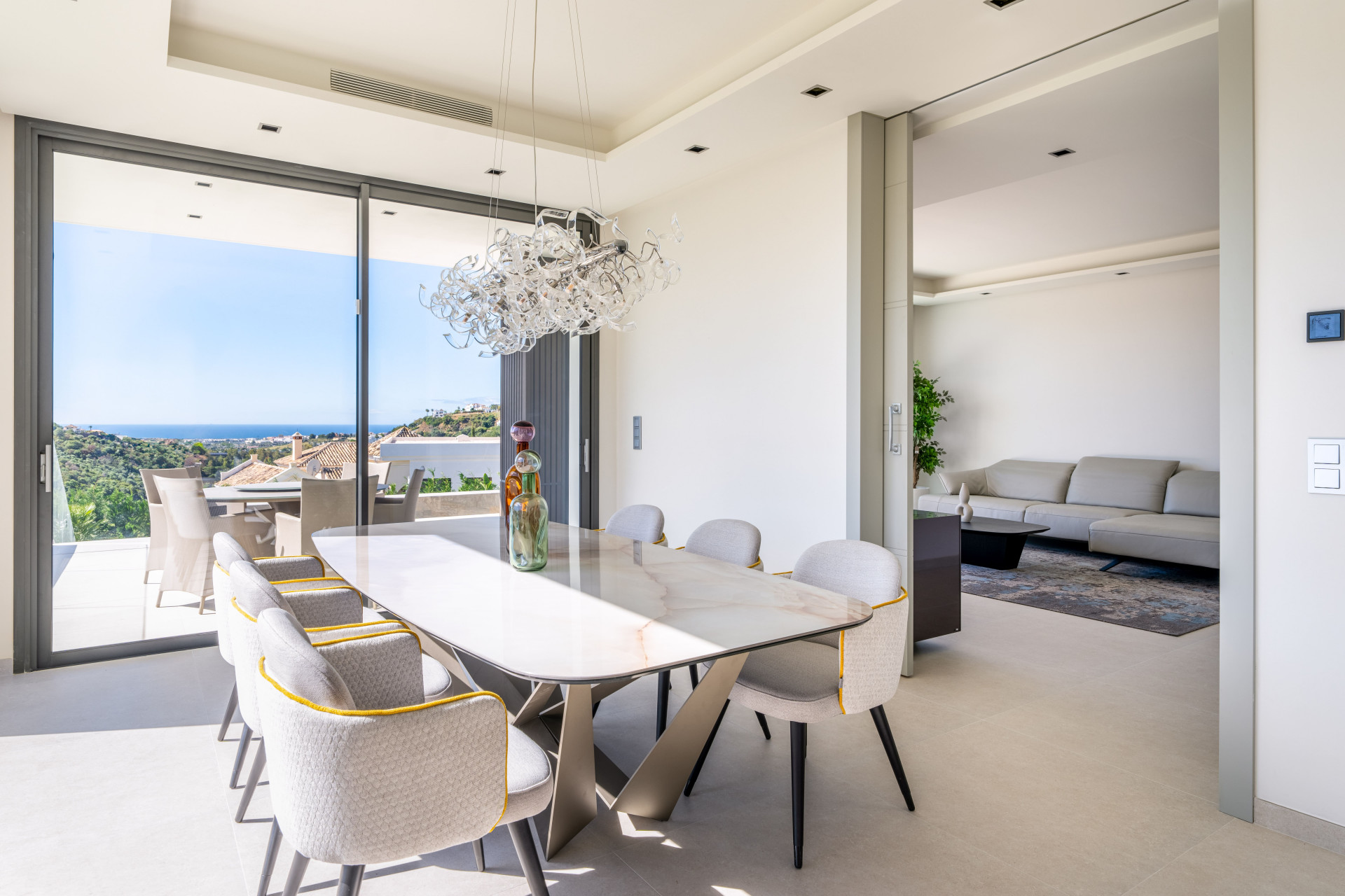 New villa in prestigious Lomas de la Quinta, with stunning sea and mountain views in Benahavis