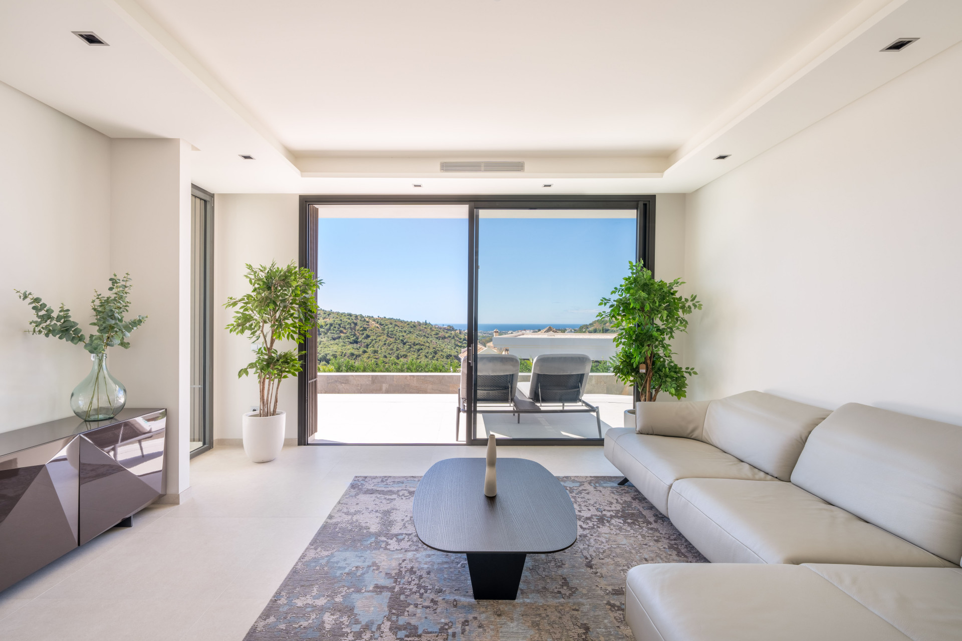 New villa in prestigious Lomas de la Quinta, with stunning sea and mountain views in Benahavis