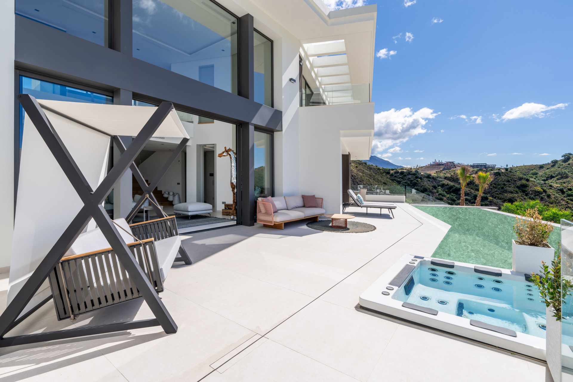 New villa in prestigious Lomas de la Quinta, with stunning sea and mountain views in Benahavis