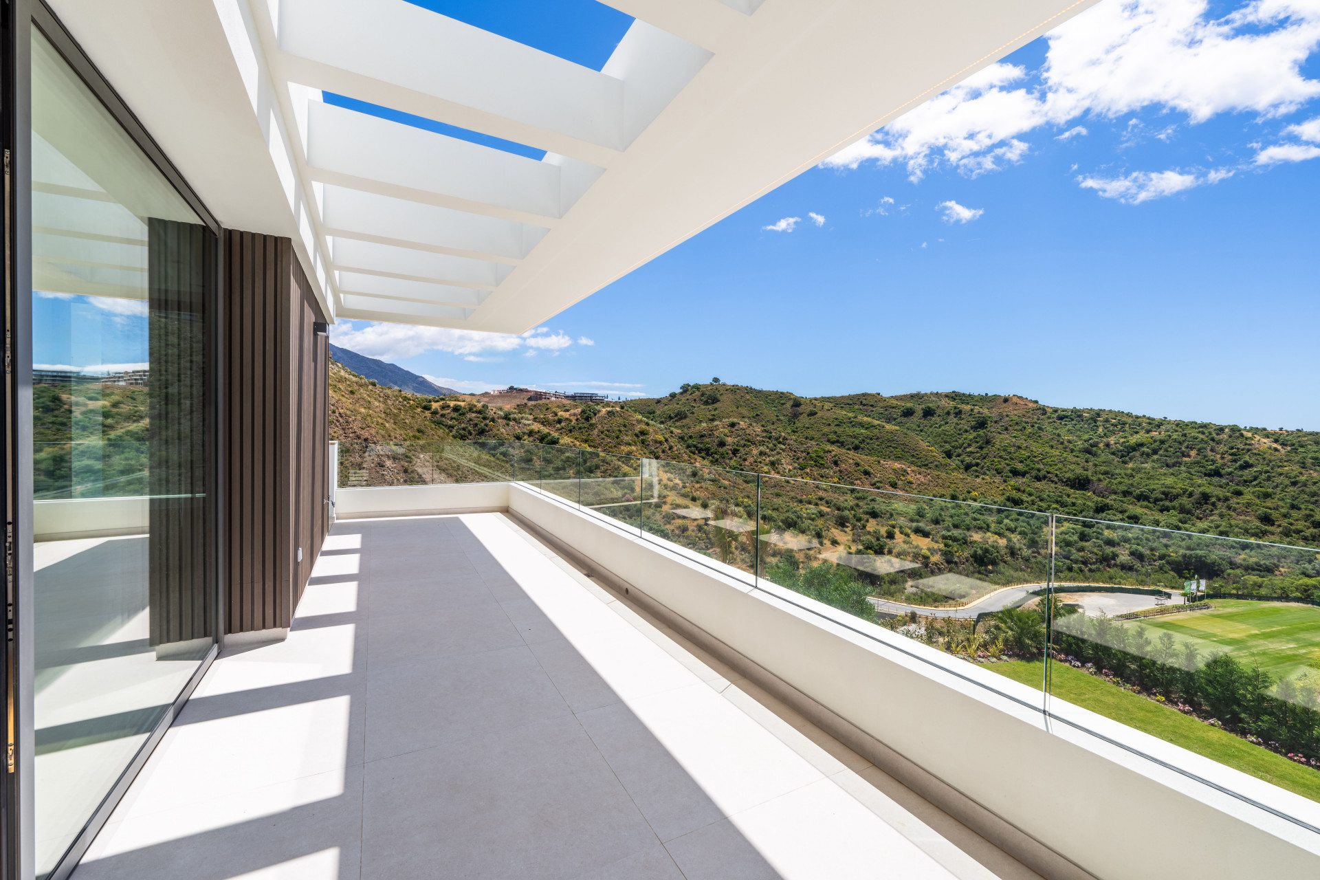 New villa in prestigious Lomas de la Quinta, with stunning sea and mountain views in Benahavis