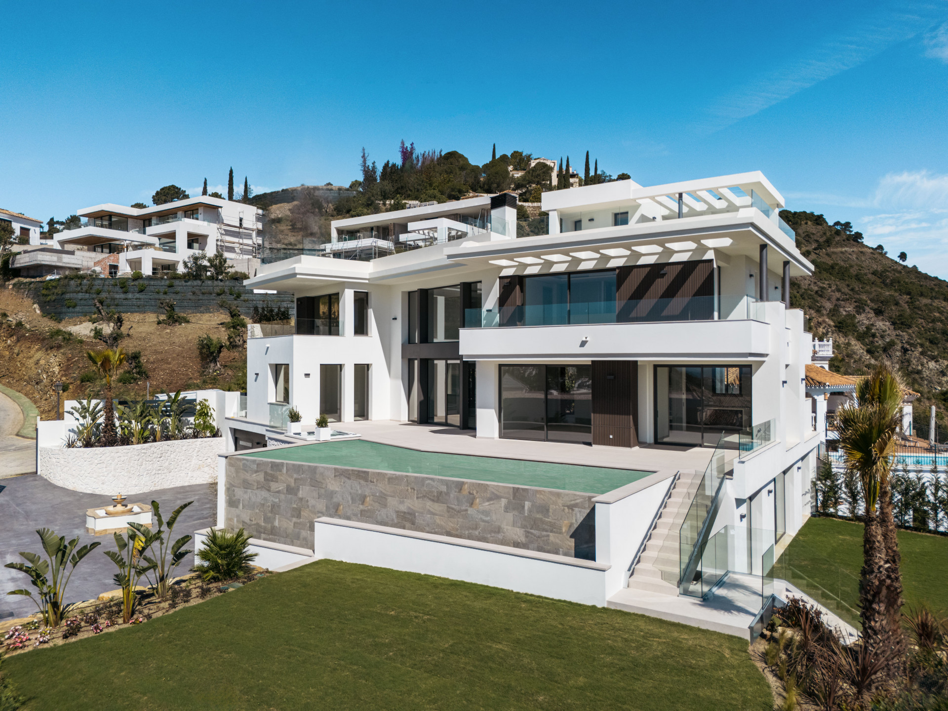 New villa in prestigious Lomas de la Quinta, with stunning sea and mountain views in Benahavis