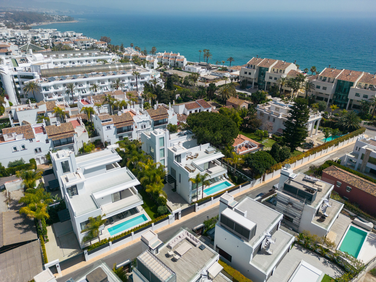 Villa récemment achevée située à seulement 100 mètres de la plage à Marbella Golden Mile