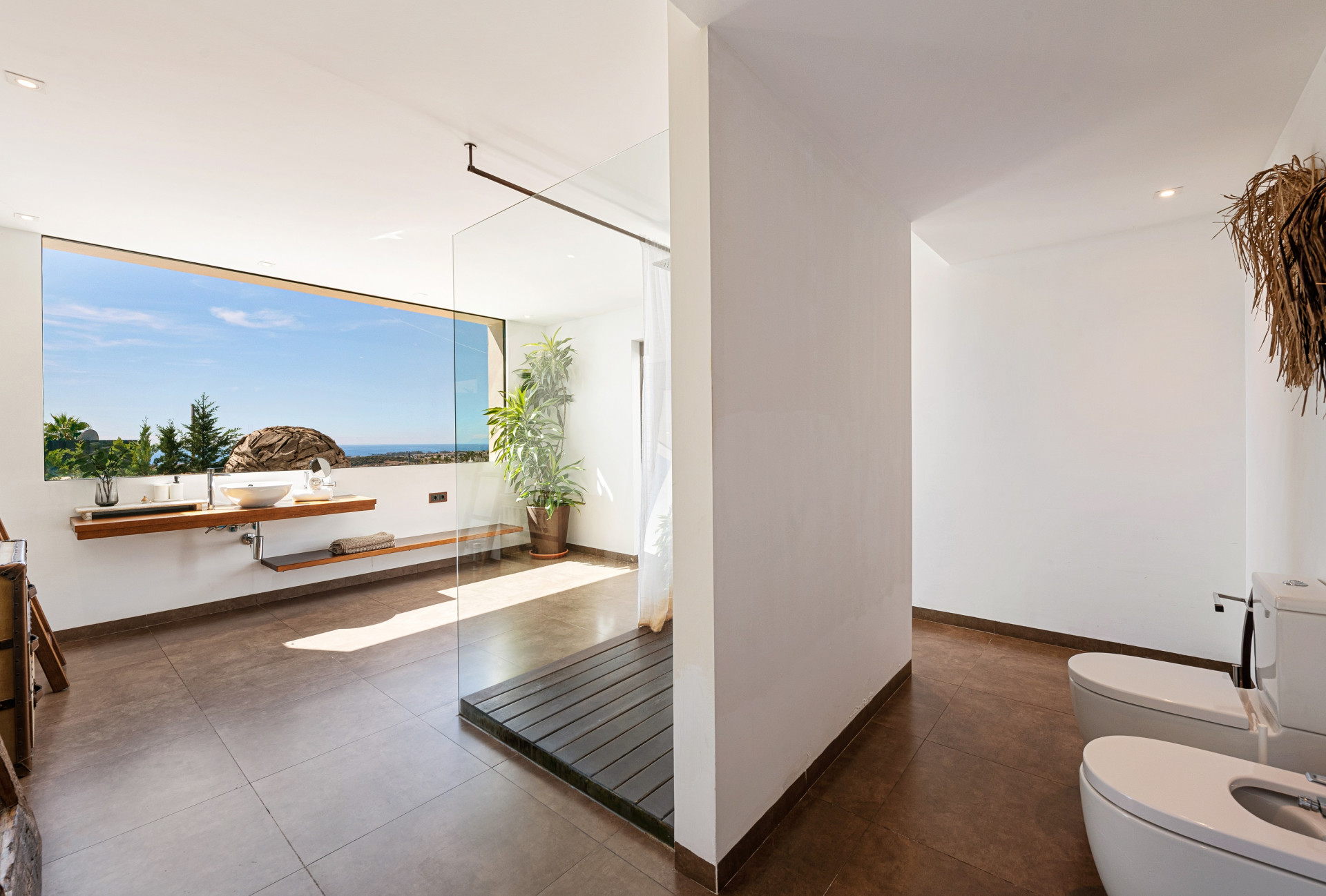 Contemporary villa with a high rental potential in La Alquería in Benahavis