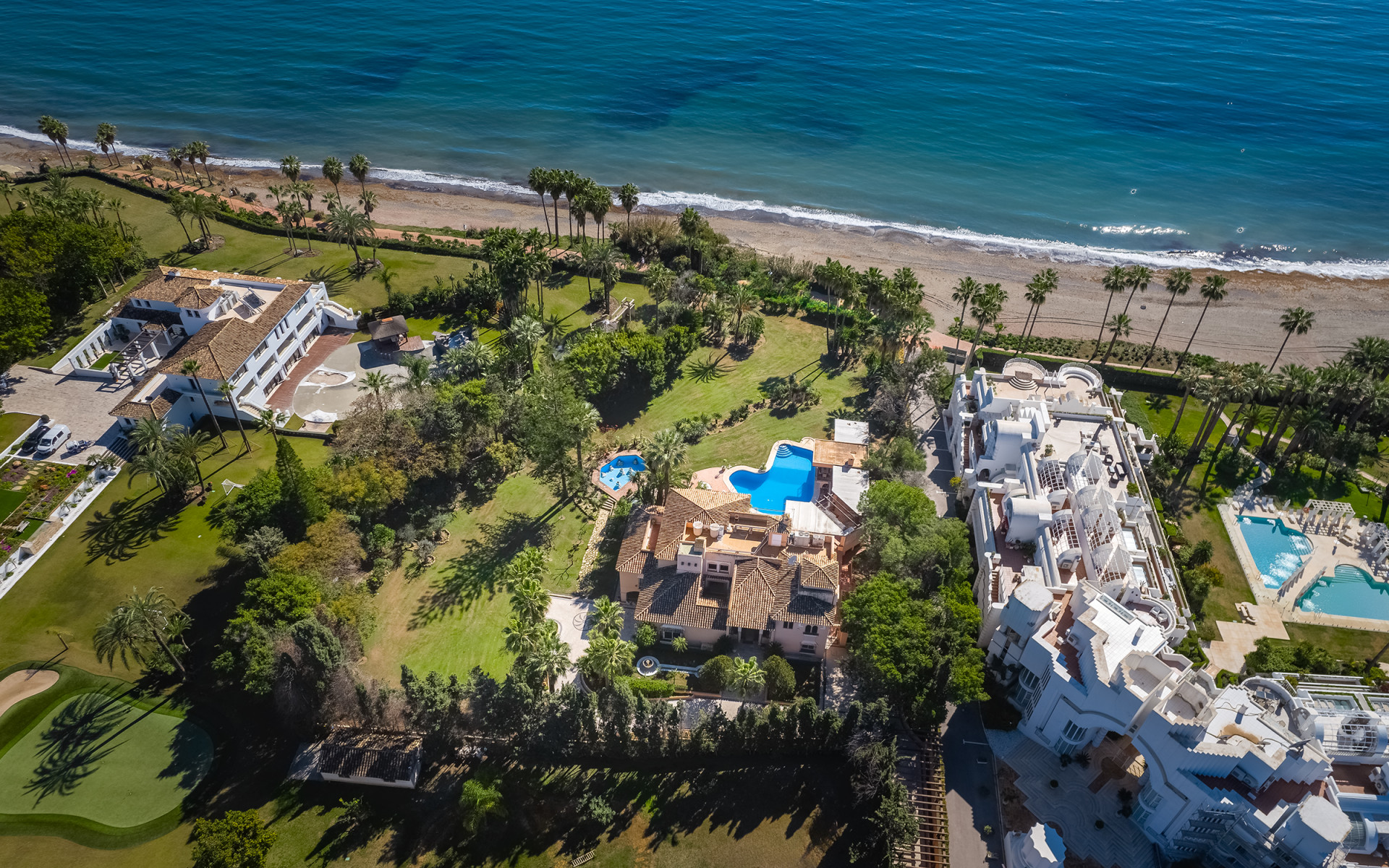 Frontline beach villa 8 bedrooms in Estepona